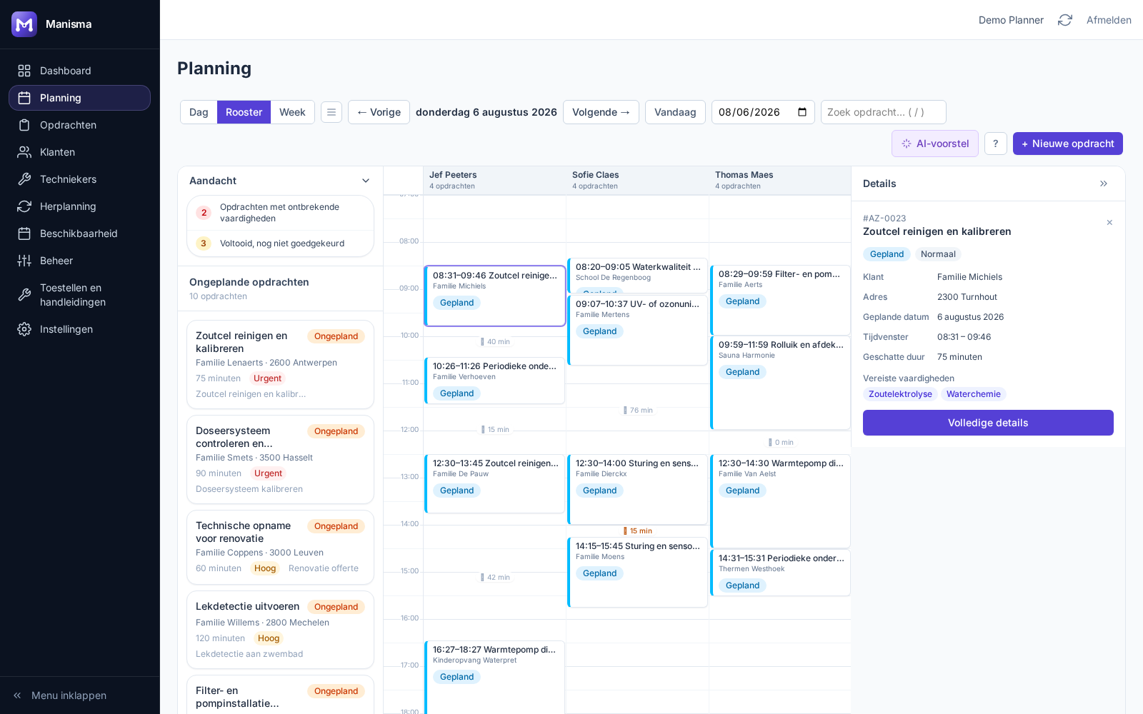Schermafbeelding van de Manisma planner-cockpit met een dag-tijdlijn over meerdere techniekers, reistijden tussen opdrachten en een detailpaneel.